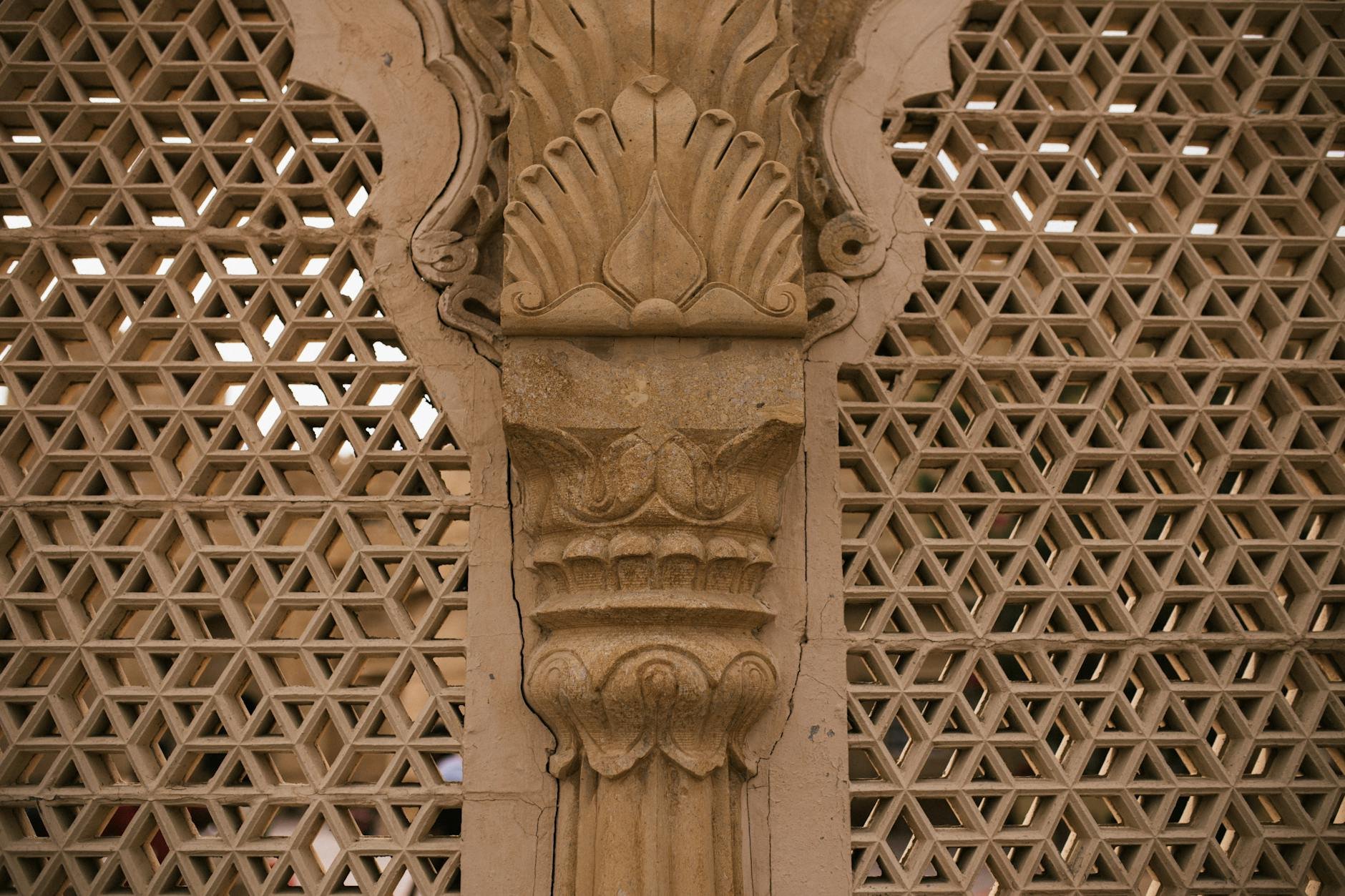 شاشات خشب منقوشة مثبتة